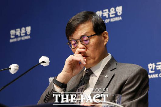 한국은행이 16일 비트코인의 외환보유액 편입에 대해 "신중하게 접근할 필요가 있다"며 선을 그었다. 사진은 이창용 한국은행 총재가 지난달 25일 서울 중구 한국은행에서 열린 금융통화위원회 금리 결정에 대한 기자간담회에서 질문을 듣고 있는 모습./ 사진공동취재단