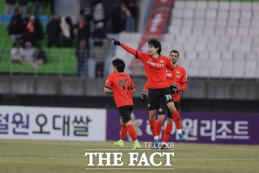 강원 이지호는 1라운드 대구전 첫 도움에 이어 2라운드 포항전에서 멀티골을 터뜨리며 올 시즌 가장 주목받는 신인으로 떠오르고 있다./K리그
