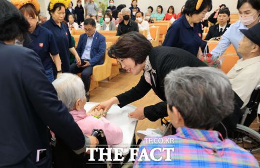 신계용 시장이 지난해 5월 어버이날을 맞아 구세군요양원에서 어르신께 감사 인사를 하고 있다. /과천시