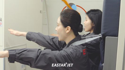 이스타항공은 객실 승무원의 기내 안전 요원 역할을 강화하기 위해 채용 절차를 전면 개편한다고 18일 밝혔다. 이스타항공 승무원들이 기내에서 비상탈출 훈련을 진행하는 모습. /이스타항공