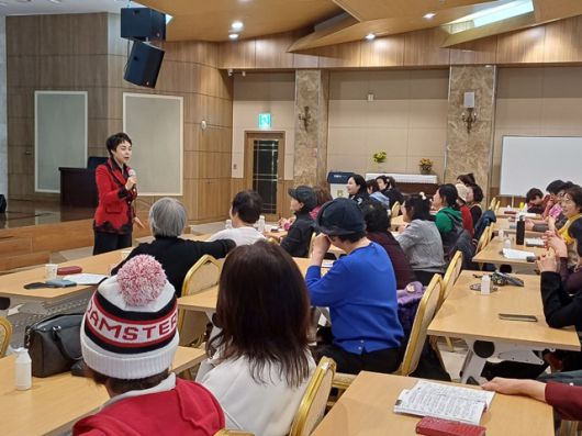 올해로 38년째 노래교실에서 활약하며 수도권에서만 수 천명의 회원을 거느리고 있는 박미현은 노래로 세상을 지배하며 마음의 힐링이 필요한 이들을 치유한다. /박미현노래교실