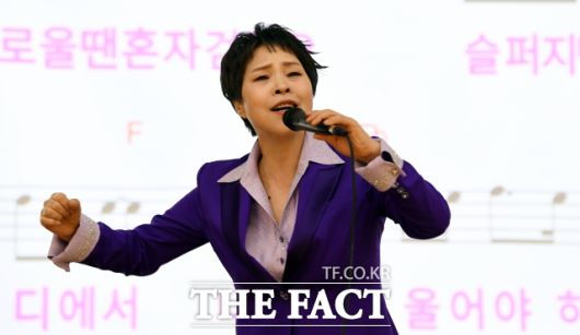 박미현은 '대한민국 가요교실 3대 천왕'(박미현 김성기 송광호) 중에서도 으뜸으로 꼽히는 스타강사다. 사진은 서울 서남부농협대강당에서 가요 교실을 진행하고 있는 박미현. /임영무 기자