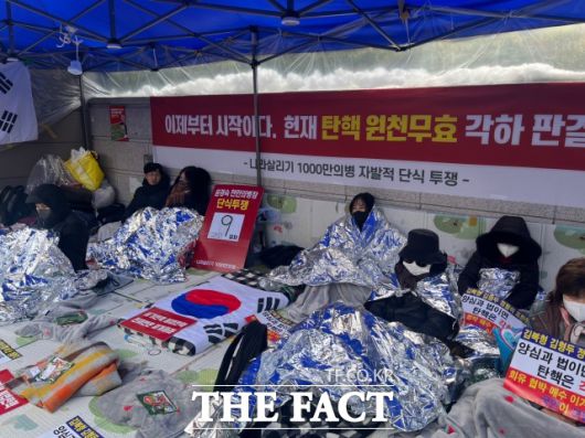 헌법재판소의 윤석열 대통령 탄핵심판 선고를 앞둔 18일 서울 종로구 헌법재판소 인근에서 윤 대통령 지지자들이 탄식투쟁을 이어가고 있다. /종로=김수민 기자