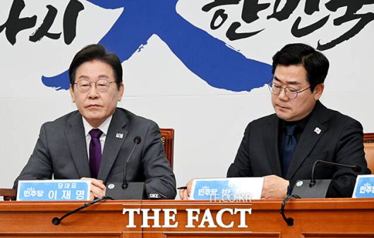 최고위원회의 참석한 이재명 대표와 박찬대 원내대표.