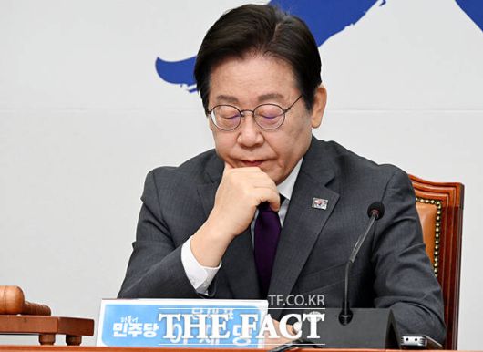 생각에 잠긴 이재명 대표.