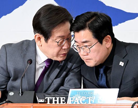 대화하는 이재명 대표와 박찬대 원내대표.