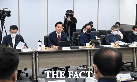 오세훈 서울시장이 23일 오후 서울시청 영상회의실에서 열린 '규제철폐 전문가 심의회 위촉식'에서 인사말을 하고 있다./서울시