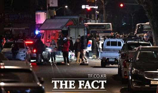 윤석열 대통령 구속영장 발부에 반발해 서울서부지법 일대에서 폭동을 일으킨 일부 피고인들이 재판에서 검찰이 신청한 영상 증거에 대해 무결성과 원본성이 입증돼야 한다며 부동의 의사를 밝혔다. /이새롬 기자