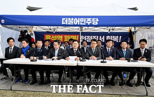 '광화문 천막당사에서 열린 더불어민주당 원내대책회의'