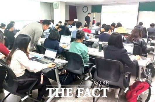 '2025학년도 학교폭력 책임교사 전문성 강화 연수 프로그램' 참가자들이 교육을 받고 있다./인천시교육청