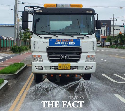 미세먼지 저감 살수차 운행 모습./시흥시