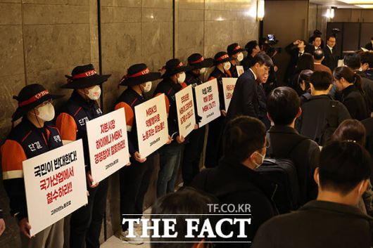 주총장 앞 줄지어 선 고려아연 노조.