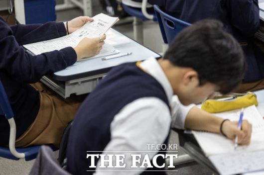 서울시교육청은 31일 '2026학년도 서울시 고등학교 입학전형 기본계획'을 발표했다. 2025년 3월 전국연합 학력평가가 실시된 26일 서울 금천구 금천고등학교에서 학생들이 시험 준비를 하는 모습. / 더팩트DB