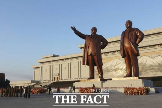 북한은 이번 첫 대강습 이외에도 18년 만에 '전국 인민반장 열성자 회의'를 통해 내부 결속과 사상 통제에 나선 것으로 보인다. 사진은 지난 1월 1일 북한 평양에서 시민들이 새해 첫날 김일성 주석과 김정일 동상에 묵념하고 있는 모습. /AP.뉴시스