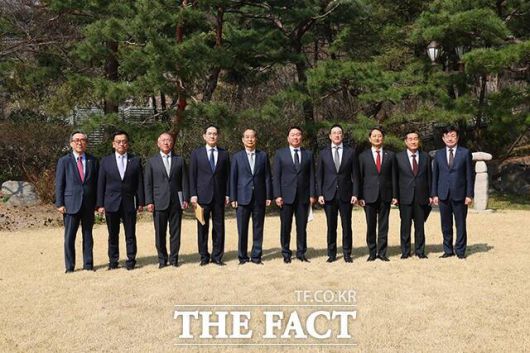 조태열 외교부 장관(왼쪽부터), 최상목 경제부총리 겸 기획재정부 장관, 정의선 현대차그룹 회장, 이재용 삼성전자 회장, 한덕수 대통령 권한대행, 최태원 SK그룹 회장, 구광모 LG그룹 회장, 안덕근 산업통상자원부 장관, 신원식 국가안보실장, 성태윤 대통령실 정책실장이 지난 1일 서울 종로구 삼청동 총리공관에서 열린 경제안보전략TF 회의에 참석하고 있다. /총리실