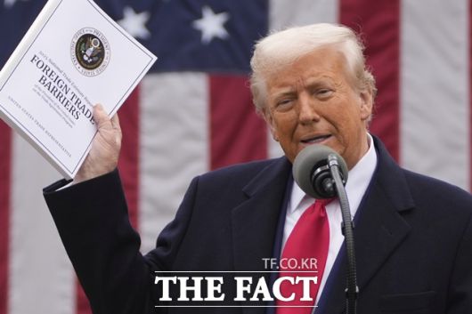 도널드 트럼프 대통령이 발표한 '상호 관세'의 여파로 뉴욕증시의 시가총액이 하루 만에 약 3조1000억 달러 증발했다. /AP·뉴시스