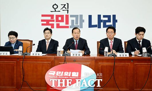 권영세 국민의힘 비대위원장이 3일 오전 서울 여의도 국회에서 열린 비상대책위원회의에 참석해 모두발언을 하고 있다./배정한 기자