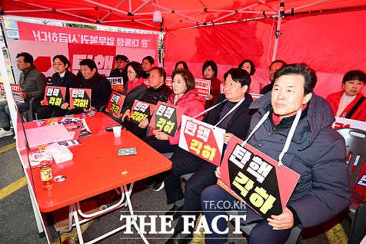 윤석열 대통령의 탄핵심판 선고일이 하루 앞으로 다가온 3일 오전 서울 종로구 안국역사거리 인근에서 윤영석, 나경원, 윤재옥 국민의힘 의원 등이 '탄핵 각하' 결정을 요구하며 농성하고 있다./남윤호 기자