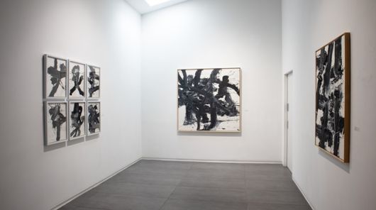 전시명 '감각 너머 예술' 역시 감각적 인식을 넘어 예술이 도달할 수 있는 깊이와 경지를 상징한다. 정상 너머의 세계를 예술적으로 형상화한 개념이기도 하다. 각기 다른 조형언어를 구축해온 세 작가는 이번 전시를 통해 예술의 확장된 지평을 함께 펼쳐 보인다. /갤러리끼 파주