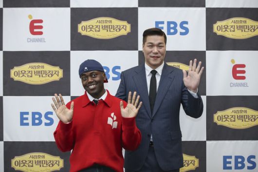 방송인 조나단(왼쪽)과 서장훈이 8일 오전 10시 서울 중구 한국프레스센터에서 열린 '이웃집 백만장자' 제작발표회에 참석해 포즈를 취하고 있다. /EBS, E채널