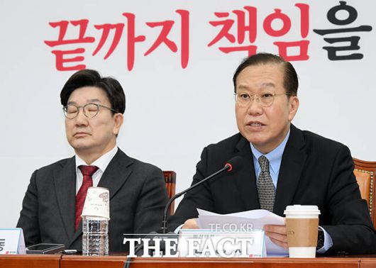 권영세 국민의힘 비대위원장이 7일 서울 여의도 국회에서 열린 비상대책위원회의에서 모두발언을 하는 모습. 이 자리에서 "권 여당의 책임을 다하지 못하고 엄중한 사태를 불러온 것에 책임을 통감하며 국민 여러분께 송구스럽다"라고 거듭 사과했다. /배정한 기자