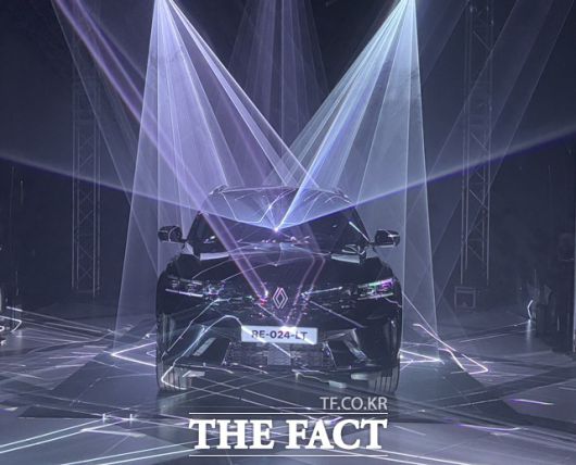 르노코리아가 7일 서울 성동구 플래그십 쇼룸 르노 성수에서 진행한 커넥티비티 서비스 테크데이에서 한정판 모델 '그랑 콜레오스 에스피리 알핀 누아르'를 레이저 아트쇼를 통해 선보이고 있다. /황지향 기자