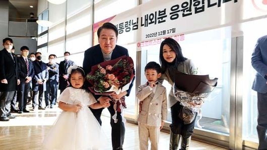 지난 2022년 윤석열 전 대통령과 김건희 여사가 당선 후 서울 서초동 아크로비스타 사저를 찾아 주민들에게 감사 인사를 전한 뒤 어린이들과 기념촬영을 하고 있다. /대통령실