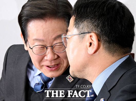 이재명 더불어민주당 대표가 9일 오전 서울 여의도 국회에서 열린 최고위원회의에 참석해 박찬대 원내대표와 대화를 하고 있다. /배정한 기자