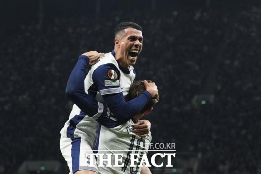 토트넘의 페드로 포로(왼쪽)가 11일 프랑크푸르트와 2024~2025 UEL 8강 1차전 홈 경기에서 전반 26분 1-1 동점골을 기록한 뒤 어시스트한 제임스 매디슨과 기쁨을 나누고 있다./런던=AP.뉴시스