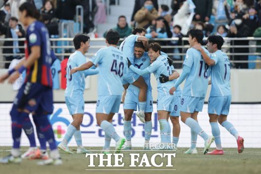 5연패의 수렁에 빠지 대구는 이번 8라운드에서 울산을 상대로 분위기 반전을 노린다./K리그