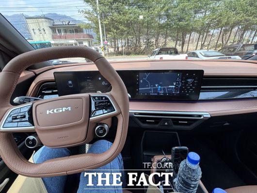 무쏘 EV의 운전석에는 더블 D컷 스티어링 휠과 12.3인치 파노라마 디스플레이, 디지털 클러스터가 적용돼 직관적인 조작 환경을 제공한다. /황지향 기자