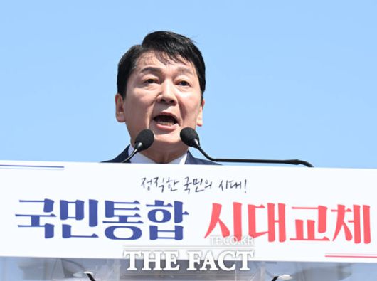 안철수 국민의힘 의원이 8일 서울 광화문광장 이순신 동상 앞에서 기자회견을 열고 제21대 대통령 출마 선언을 하는 모습. 그는 이재명 민주당 대표를 이길 수 있는 유일한 후보라고 주장했다. /이새롬 기자