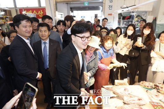 제21대 대통령 선거 출마를 선언한 국민의힘 한동훈 전 대표가 10일 서울 동작구 노량진 수산시장을 찾아 상인들과 인사하는 모습. /뉴시스
