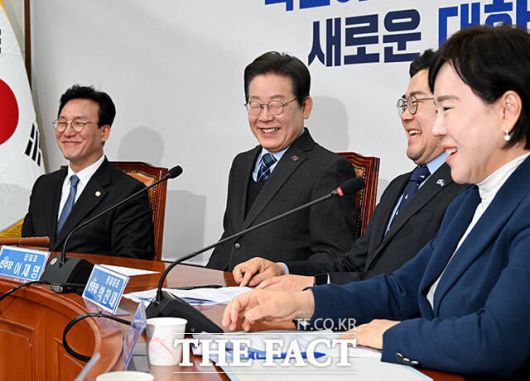 이재명 전 더불어민주당 대표가 대통령 선거 출마를 위해 지난 9일 민주당 대표직에서 사퇴했다. 전현희(오른쪽) 최고위원은 이날 서울 여의도 국회에서 열린 최고위원회의에 이 전 대표의 대표직 사퇴를 알리며 "폭싹 속았수다"라고 말했다. 화제의 넷플릭스 드라마 제목이다. 제주도 방언으로 '수고하셨습니다'라는 의미다. /배정한 기자