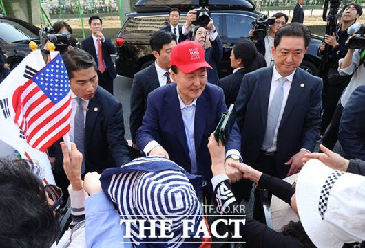 윤석열 전 대통령이 11일 오후 서울 용산구 대통령 관저를 퇴거하면서 지지자들을 인사하는 모습. /서예원 기자