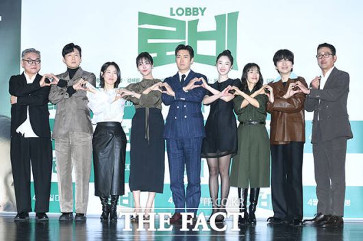 하정우(오른쪽)는 막대한 예산의 국책 사업권을 따기 위해 인생에 오직 일과 연구밖에 없으며 골프는 관심조차 가져본 적 없는 창욱으로 분해 감독이자 배우로서 작품을 이끈다. /장윤석 기자