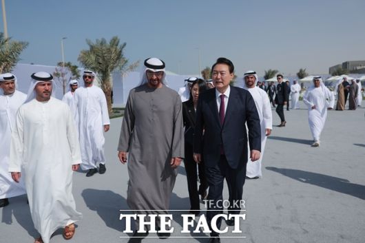 윤석얼 전 대통령 파면으로 조기대선 실시가 확정되면서 에너지 정책도 한 치 앞을 알 수 없는 시계제로 상태에 빠졌다. 윤석열 전 대통령이 2023년 1월 16일(현지시간) 아랍에미리트(UAE) 바라카 원자력 발전소 현장에서 열린 3호기 가동식에서 모하메드 빈 자이드 알 나하얀 UAE 대통령과 함께 이동하고 있다. /대통령실