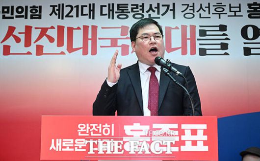 홍준표 전 대구시장이 14일 오후 서울 여의도 대하빌딩 캠프 사무소에서 제21대 대통령 선거 출마 선언을 하는 가운데 홍 전 지사를 지지하는 유동규 전 성남도시개발공사 기획본부장이 발언하고 있다. /박헌우 기자