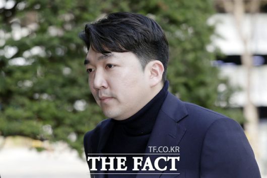 발란이 기업회생을 신청한 가운데 환불 절차가 원활하게 진행되지 않고 있음이 알려졌다. 기업회생절차를 신청한 최형록 발란 대표가 지난 3일 서울 서초구 서울회생법원에서 열린 심문기일에 출석하고 있다. /뉴시스