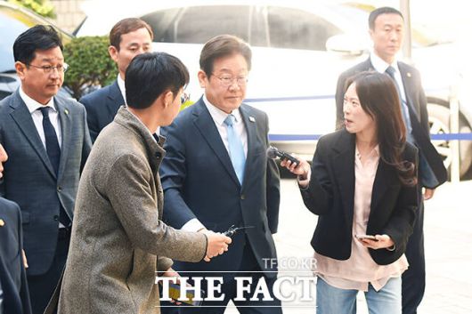 이재명 더불어민주당 전 대표가 15일 오전 서울 서초구 서울중앙지방법원에서 열린 '대장동·위례 개발특혜·성남FC 의혹' 관련 공판에 출석하고 있다. /장윤석 기자