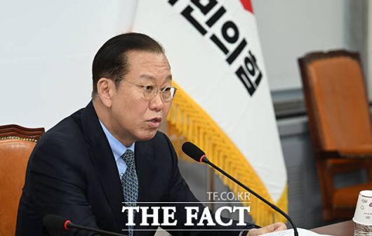 권영세 국민의힘 비상대책위원장이 14일 국회에서 열린 비상대책위원회의에서 "모든 후보는 같은 출발선에 서야 하고 같은 기준 아래 경쟁해야 한다"라며 "특정인을 옹립하는 일도 누구의 불이익을 주는 일도 없을 것"이라고 밝혔다. /박헌우 기자