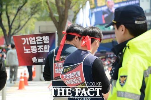 16일 서울 을지로 IBK기업은행 본점 앞에서 기업은행 노조가 '임단투 필승 및 조직 사수 전조합원 결의대회'를 열고 있다. 사진은 노조원들이 경찰의 통제에 따르는 모습. /김태환 기자