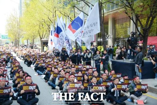 16일 서울 을지로 IBK기업은행 본점 앞에서 기업은행 노조가 '임단투 필승 및 조직 사수 전조합원 결의대회'를 열고 김성태 행장을 비롯한 경영진의 사퇴를 요구했다. /김태환 기자