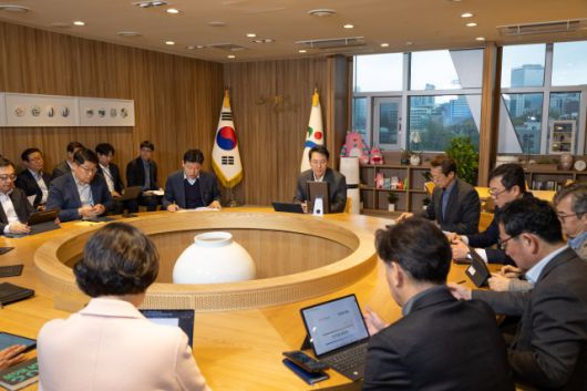 오세훈 서울시장이 14일 오후 '안전점검 회의'에서 지반침하 안전관리 대책 등 주요 시민안전 대책을 점검하고 있다. /서울시