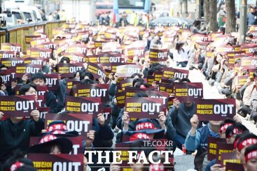 16일 서울 을지로 IBK기업은행 본점 앞에서 기업은행 노조가 '임단투 필승 및 조직 사수 전조합원 결의대회'를 열고 김성태 행장을 비롯한 경영진의 사퇴를 요구했다. /김태환 기자