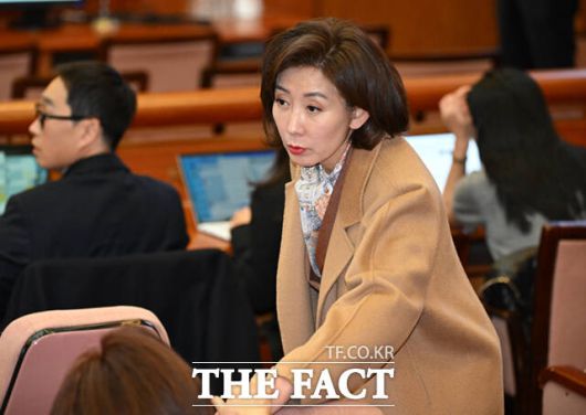 나경원 국민의힘 의원이 2월 25일 서울 종로구 헌법재판소 대심판정에서 열린 윤석열 대통령 탄핵심판 최종 변론에 방청객으로 입장하고 있다. /사진공동취재단