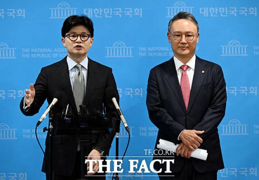 한동훈 전 국민의힘 대표가 15일 오전 서울 여의도 국회 소통관에서 기자회견을 열고 정책 비전을 발표하고 있다./배정한 기자