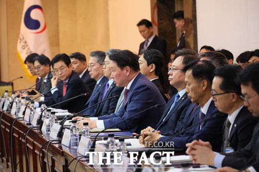 최태원 대한상공회의소 회장(가운데)이 발언을 하고 있다. /국무총리실