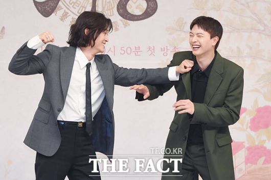 배우 김지훈(왼쪽)이 "5년만 연기 경력이 짧았어도 지금처럼 '귀궁'의 왕 역할을 소화할 수 없을 것 같다"고 말했다. /장윤석 기자