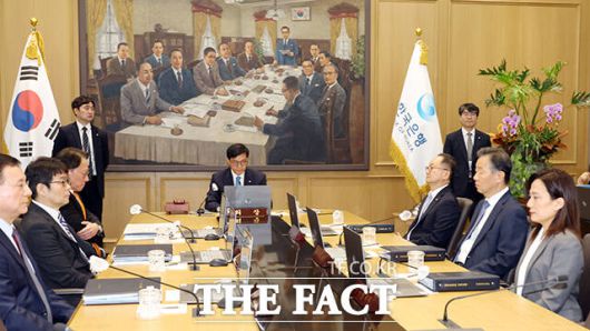 이창용 한국은행 총재가 17일 서울 중구 한국은행 본관에서 금융통화위원회 본회의를 주재하고 있다. /사진공동취재단